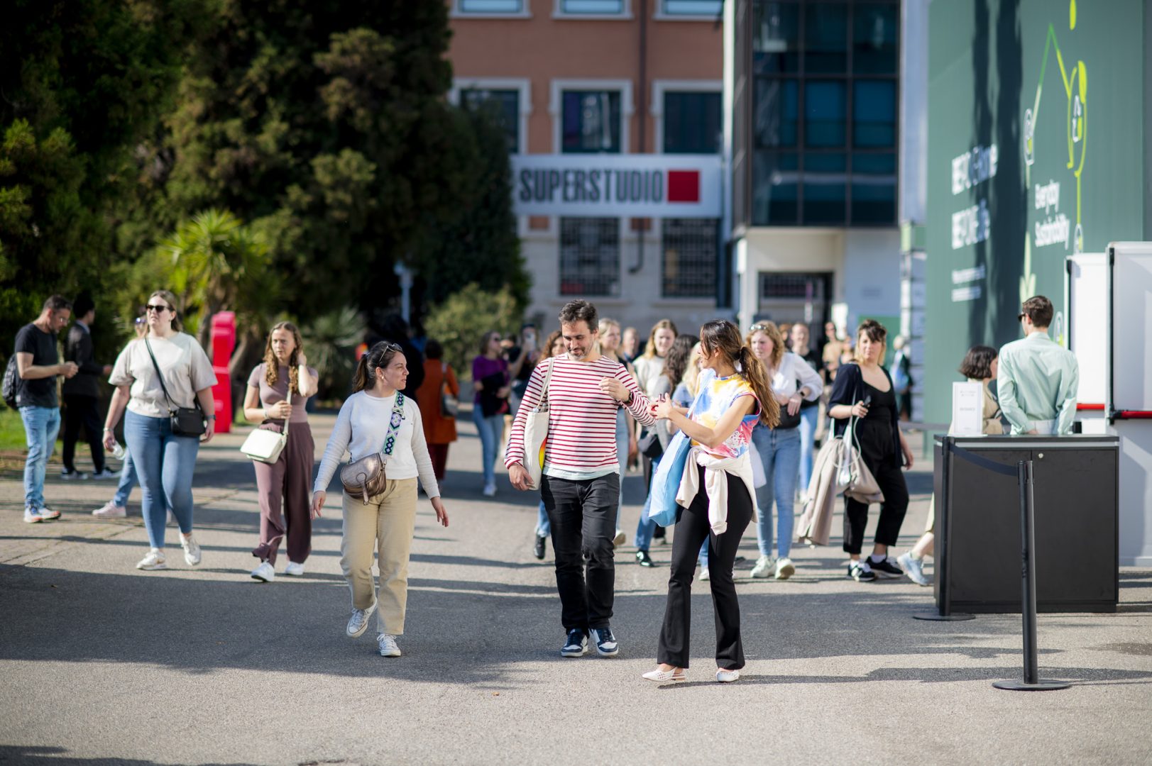 Pubblico della Milano Design Week a Superstudio Più