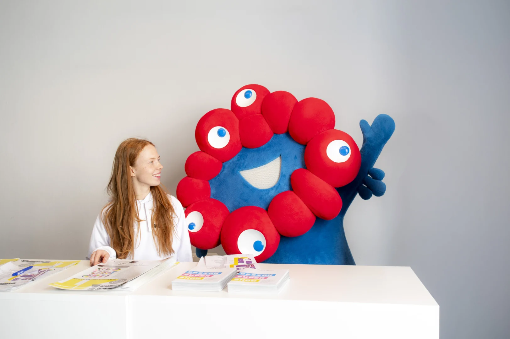Infopoint del Superdesign Show con mascotte