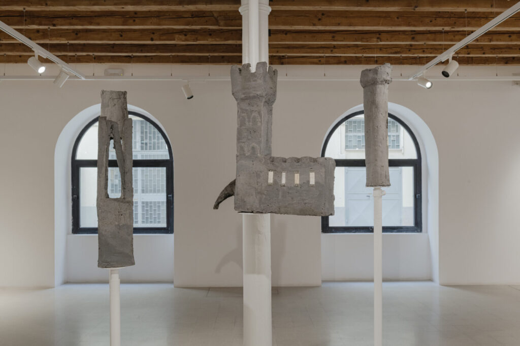 vista di un'installazione di sculture