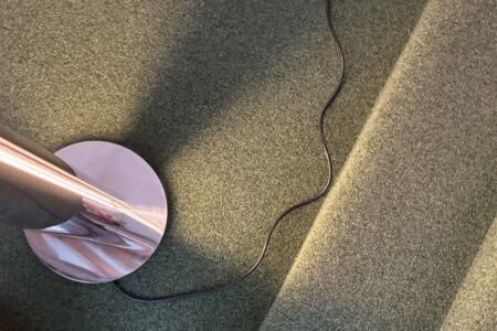 vista di dettaglio di una moquette e una piantana metallica