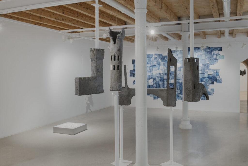 installazione artistica di sculture