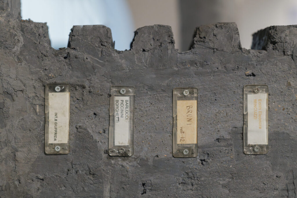 dettaglio di un'installazione con etichette stampate