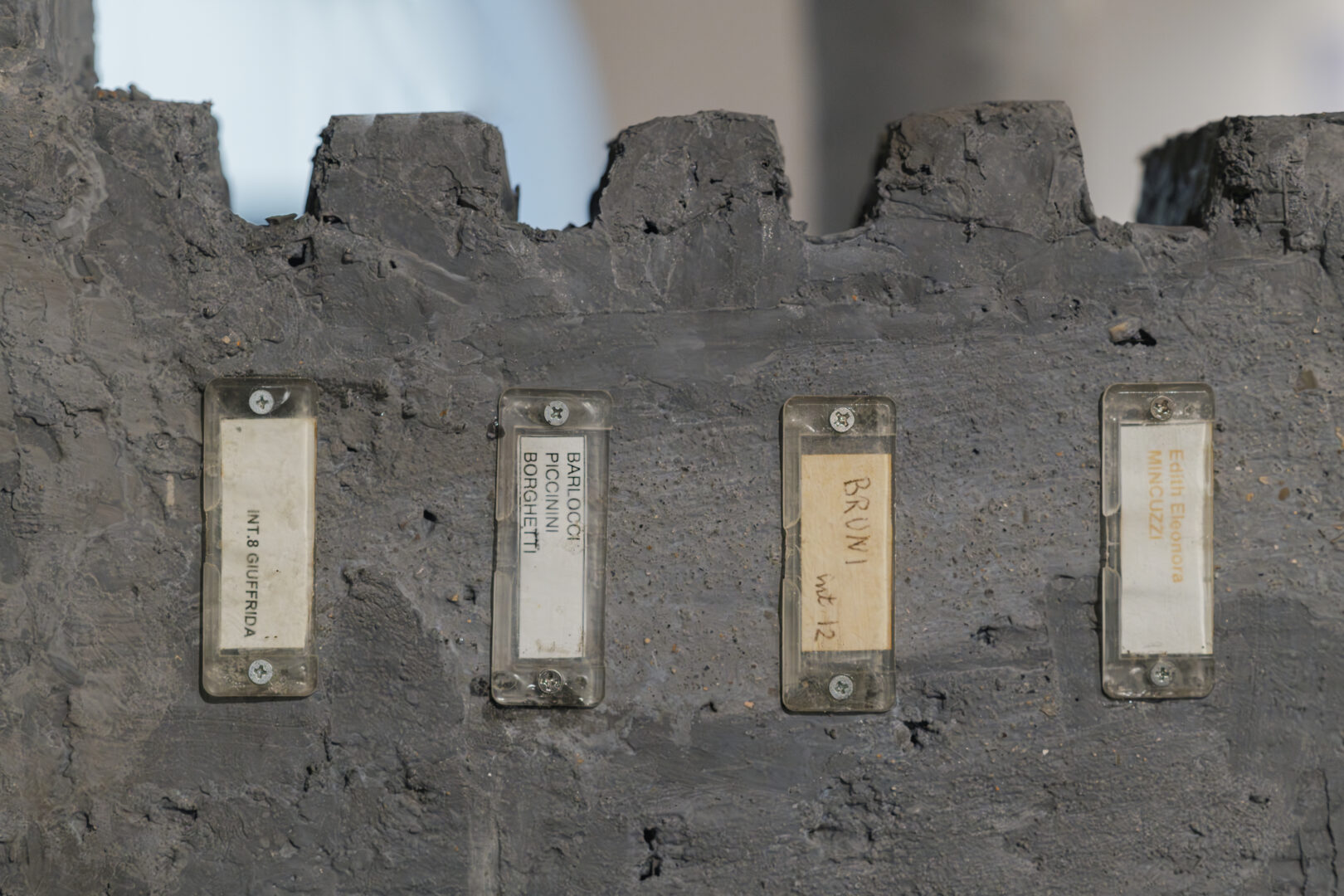 dettaglio di un'installazione con etichette stampate
